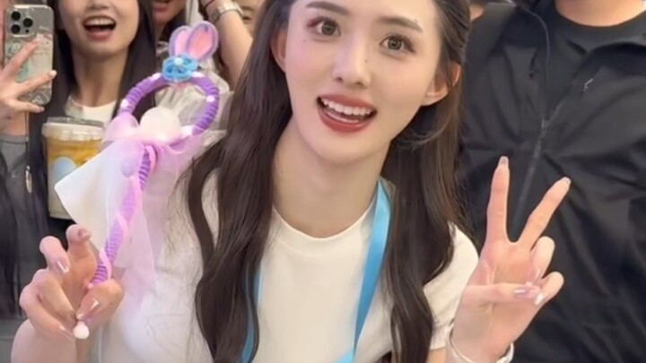 Bao Kiệt Nghi mà Triệu Lộ Tư ký hợp đồng đã đi “quét tầng” rồi… Thế là cô ấy đã trở thành ngôi sao t