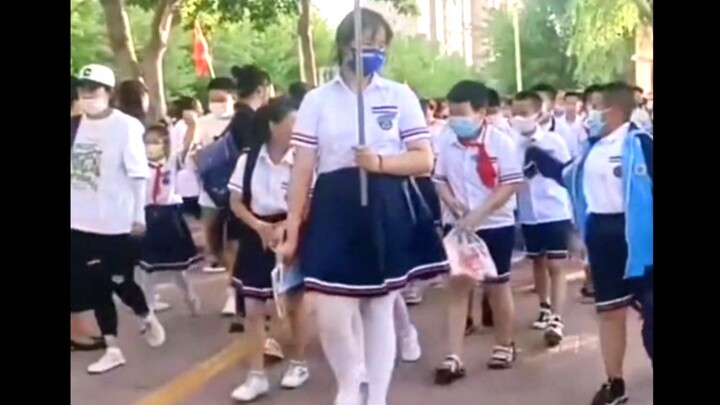 Bạn nói với tôi rằng cô bé chỉ mới chín tuổi rưỡi???