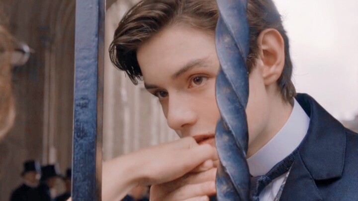 Setelah mencium tangan sang pahlawan wanita, air mata langsung jatuh saat ia melihatnya pergi. Sungg