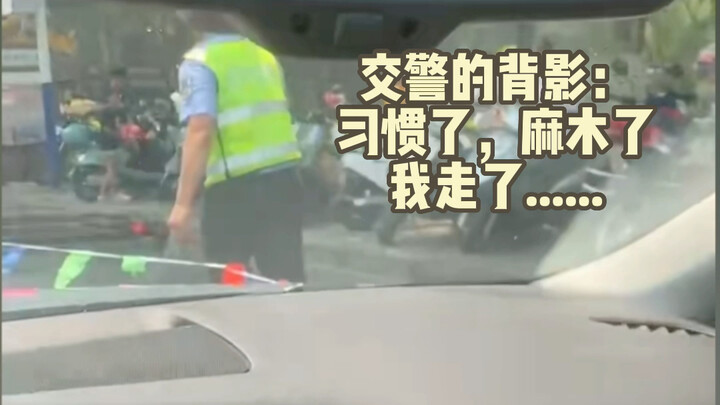 Caught by traffic cops during the Water-Splashing Festival, man’s laughter gets even more wild! Neti