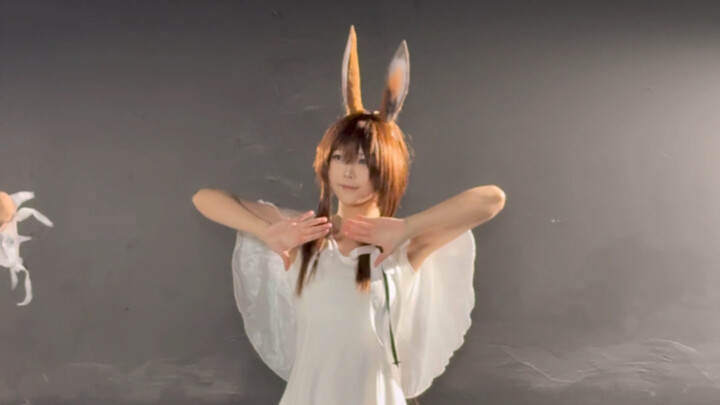 بث مباشر لعيد ميلاد أميا وهي تقفز على قدميها المليئة بالبثور الكبيرة TT