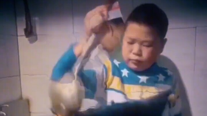 Panci lebih berat atau pena lebih berat?