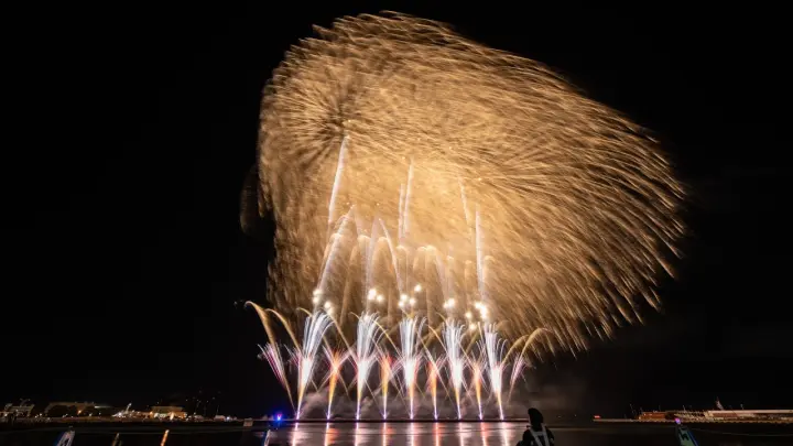 若狭高浜の海が金色に染まる 若狭高浜花火大会21 Wakasa Takahama Fireworks Display 21 Bilibili