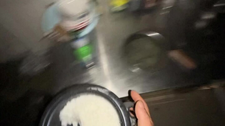 Tengah malam tiba-tiba lapar dan terbangun, cepat makan seadanya lalu lanjut tidur.