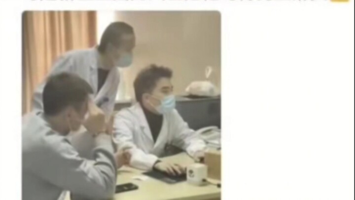 🤔Young doctor: You are a very good doctor. Wait for me to call someone☎️