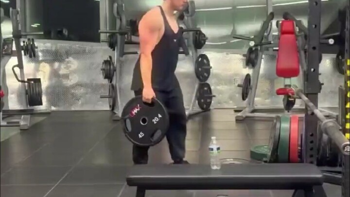 เมื่อมีคนยึดแท่นเบนช์เพรสไปเล่นขา…