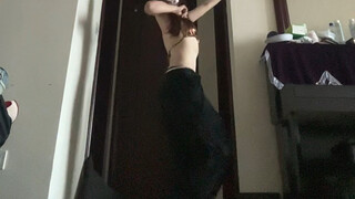小眼镜一戴#腹肌 #撩起衣服就是腹肌 #马甲线 #3500学的街舞  #舞蹈的门终究是进不去