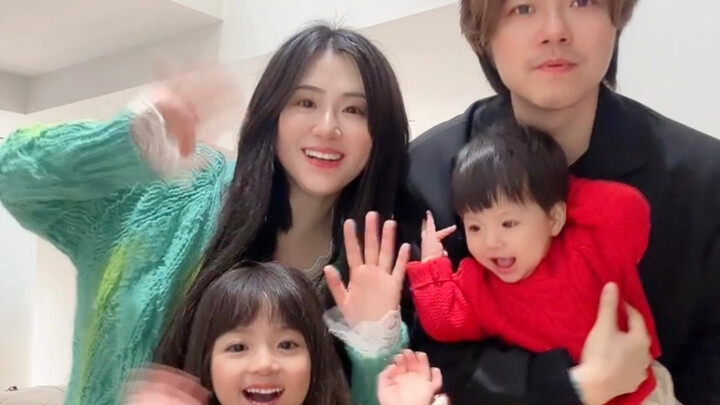 العائلة المكوّنة من أربعة أفراد وصلت! تزيين شجرة عيد الميلاد رومانسي جدًا!