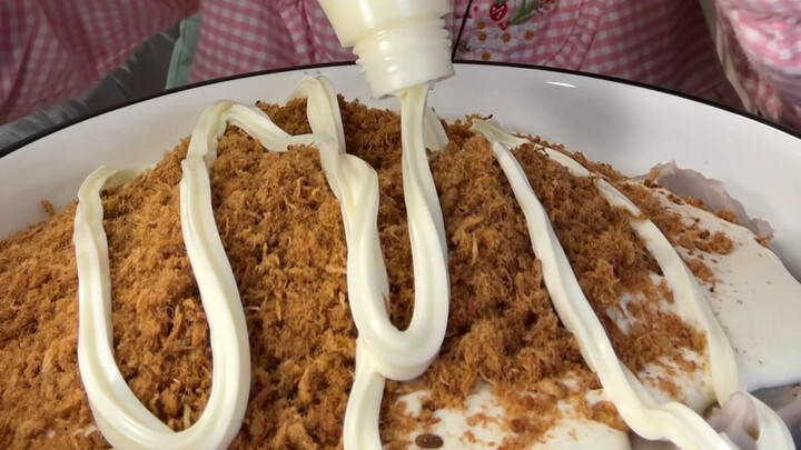 【เสี่ยวสือหน่ายสง】ชามสลัดข้าวม่วงหมูหยองแสนอร่อย!