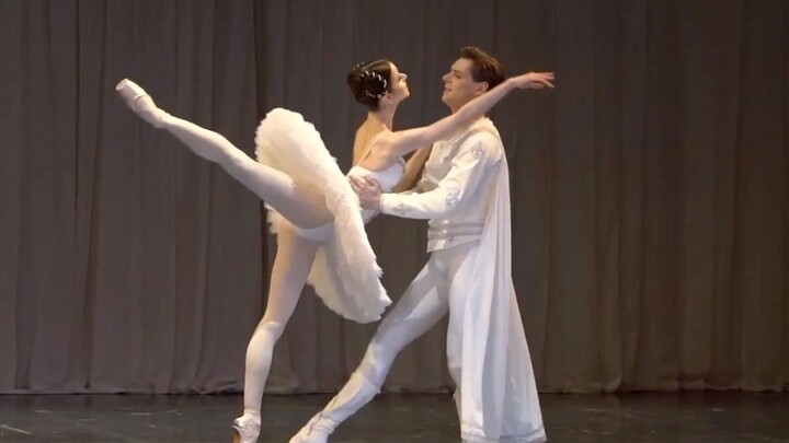 A stunning duet performance of the ballet “Raymonda” — elegance and beauty personified in every grac