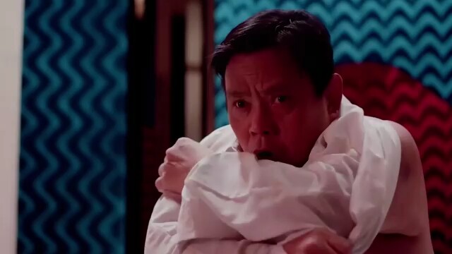 Seorang wanita cantik dengan akting yang cemerlang berhasil memikat hati seorang konglomerat hingga 