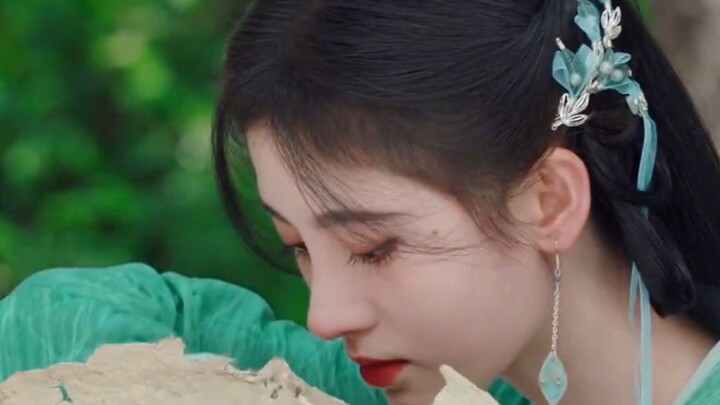 Who gets it?! These few shots are way better than any of her historical-drama looks ever…