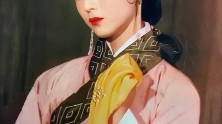 "Dia adalah seorang wanita cantik berkostum kuno di tahun 1980-an, dengan kecantikan yang luar biasa