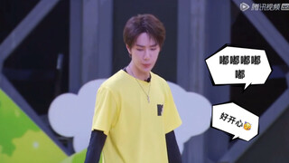 【Vương Nhất Bác】 Thiên Thiên phấn khích đến nỗi quên cả micro! Cô ấy bĩu môi trông thật đáng yêu