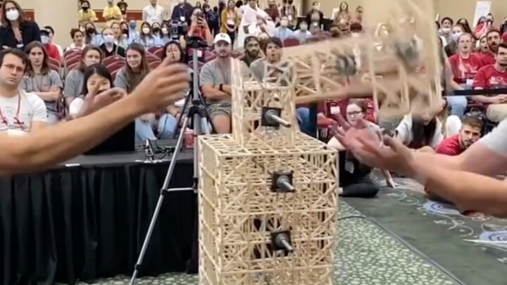 非常有趣的抗震设计比赛，看来质量不佳的需要用手扶着！