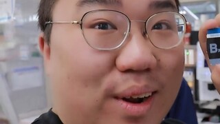 Is this guy a lucky guy in Japan? He won the grand prize in a convenience store draw?!
