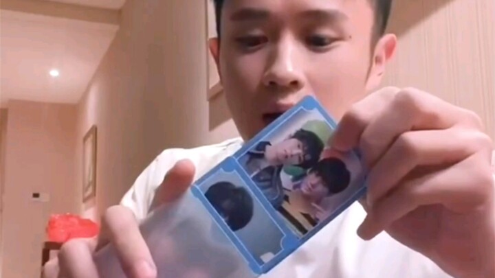 Video unbox album của nhóm Thời Đại Thiếu Niên Đoàn do Vương Miễn thực hiện (Đáng ghét quá! Bị lừa r