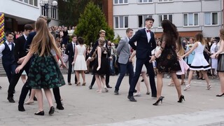 Waltz Kelulusan SMA Rusia