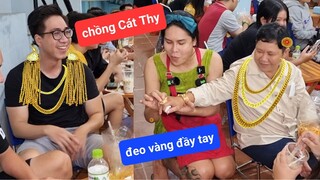 Chồng DIVA Cát Thy đeo vàng đầy tay ghé thăm - Ẩm thực Cha Rồng bánh tráng trộn