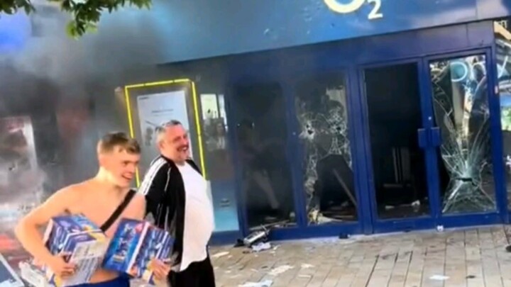 Day 11 of the UK Race Riots: On-the-Spot Footage of Zero-Yuan Shopping in the Land of the Setting Su