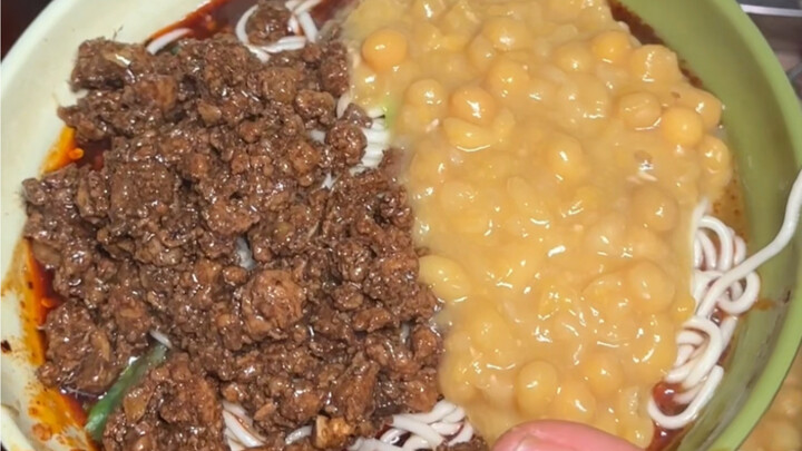 Quán nhỏ ven đường ở Trùng Khánh đúng là ẩn tàng cao thủ, bát mì thập cẩm nhỏ này thực sự làm tôi mê