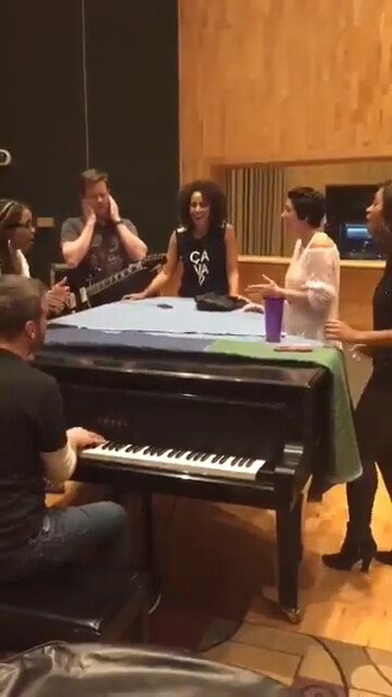 [Review] Taylor Swift's Four Backing Vocalists Rehearse "I Knew"
