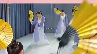 《First experience dancing in Hanfu》Classical dance Ode to Pear Blossom