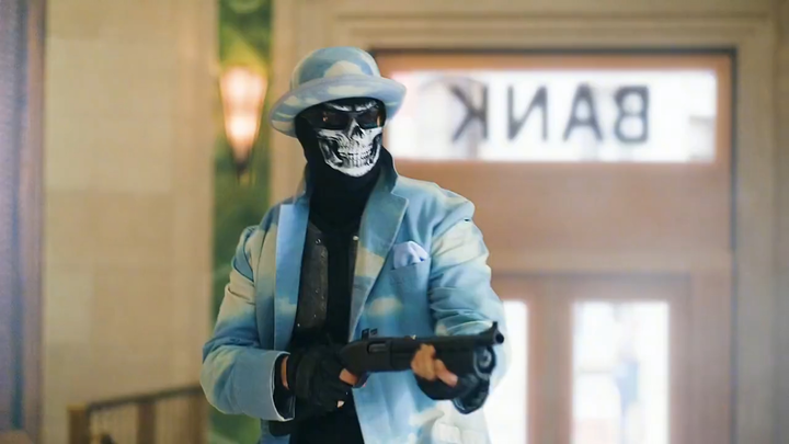 No one should play the hero—this robbery will be over soon!