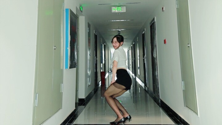 [Yang Zhou Zhou] Love it or hate it? Sexy secretary skips work to dance