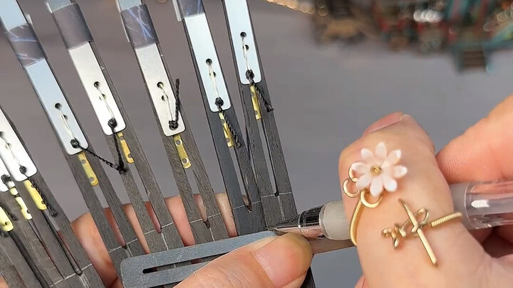 Hari ini kita mengerjakan tahap kedua kipas Sepuluh Ribu Pedang Berhamburan. Progressnya sudah menca