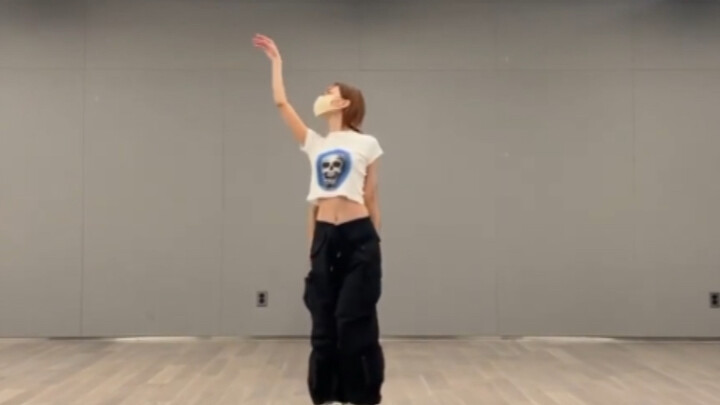 The beat-matching god is here! Kim Min-jung's straight-shot from the dance practice room for "Street