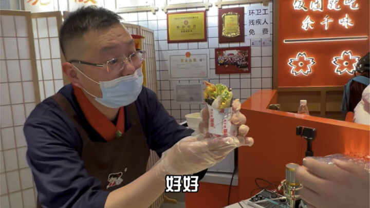 Bro Rice Ball, courtesy of M-Fee, is treating passersby to rice balls—this is just too tempting!