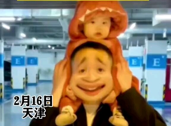 Em bé dễ thương nhất định phải trèo lên vai ông cậu cao mét chín, nhưng tầng hầm cũng cao mét chín l