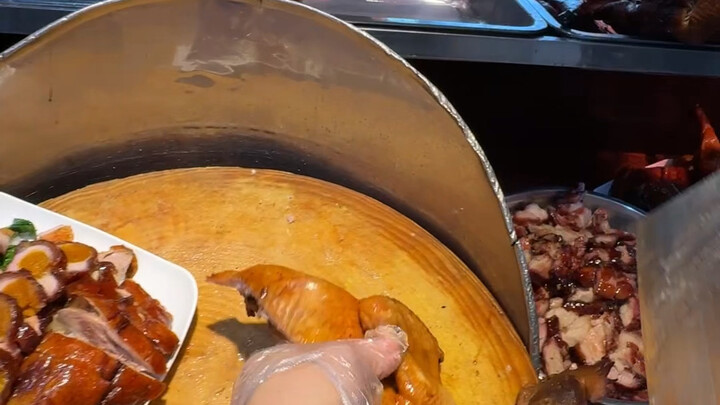 وصل رجل قوي، لكنه لا يظهر في الكاميرا لأسباب خاصة. جاء من تشانغشا إلى تشونغشان في مهمة عمل، واستغل ا