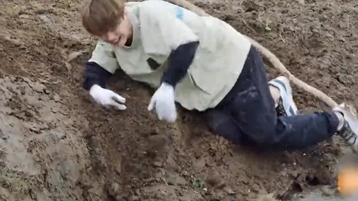 Adik laki-laki bilang teman-teman sekelasnya semua memanggil Wu Ha Lu Han sebagai si pemalas bahagia