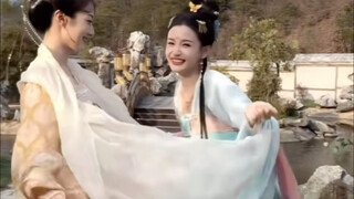 “当风吹来时，我的披帛比我更先拥抱你”