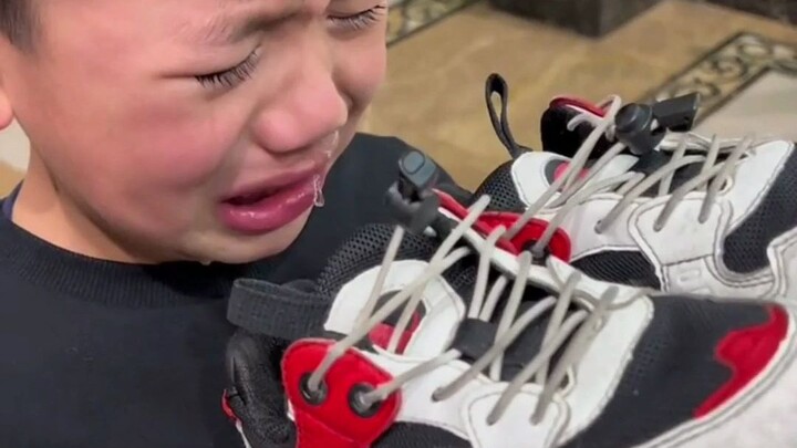 Boy Goes to Class Without Socks, Takes Off His Shoes and Makes Classmates Cry with the Smell; Gets P