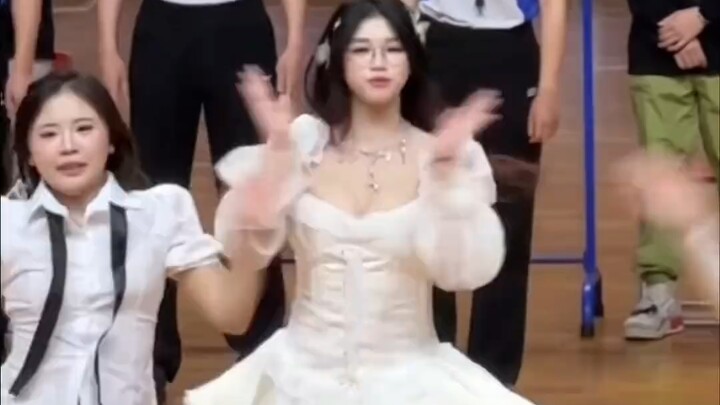 [Shanghai Maritime University]: The Girl with Glasses Is the Best (Video Description)