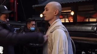 لقطات جانبية من مسلسل "الشاب المغني": ليو شوي يُضفي البهجة على فريق التصوير