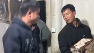 “把音乐关了我吃个饭啊”