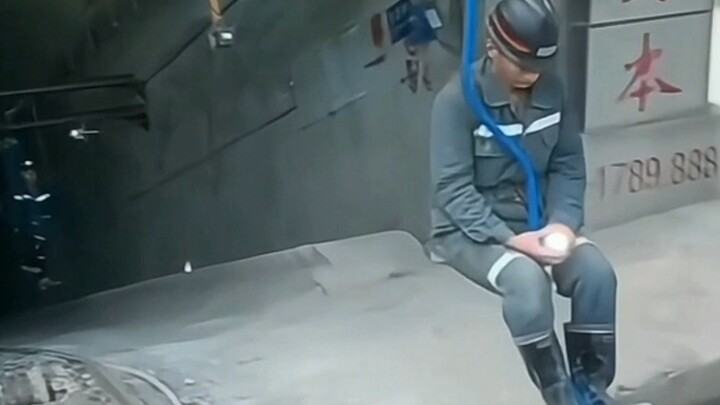 Khi tan ca ra khỏi hầm mỏ, chiếc xe khỉ thật gần gũi và thân thương biết bao. Liệu có ai thấu hiểu đ