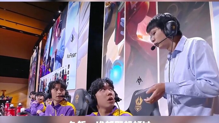 Jiu Zhe: Even though I've been caught in the rain myself, I still want to rip someone else's umbrell