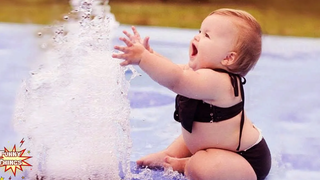 พยายามอย่าหัวเราะ - เด็กตลกเล่นกับน้ำพุ ช่วงเวลากลางแจ้งของทารก