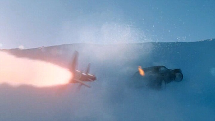 Super hot racing blockbuster, a man drives a luxury car and competes with a thermal missile, and a m