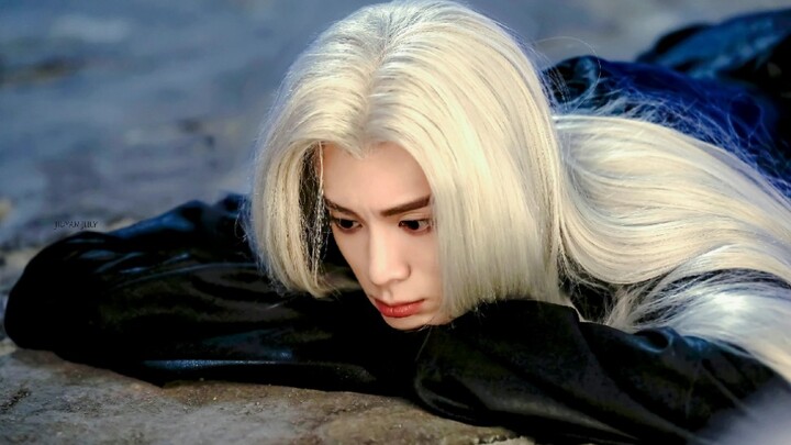 With white hair, Eastern Qingcang—do you even know what it means to be so beautiful as to blur the l