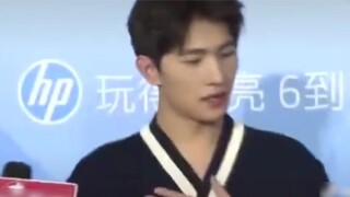 Yang Yang burps during an interview, Yang Yang politely holds the microphone for others