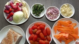 thịt heo chay.sốt tiêu xanh.ăn bánh mì rất ngon