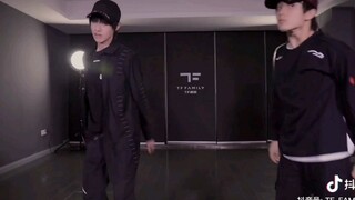 [Su Gun] [Zhu Zhixin و Su Xinhao] رقصة غلاف أغنية Wolf Boy من فرقة Typhoon Youth Group للأخ الأكبر t