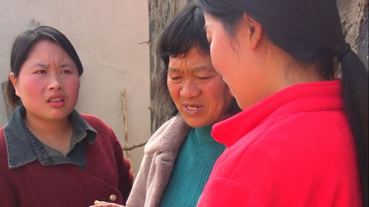 Setelah adik perempuan saya terbakar, hari ini seluruh keluarga datang menjenguknya. Saya sampai men