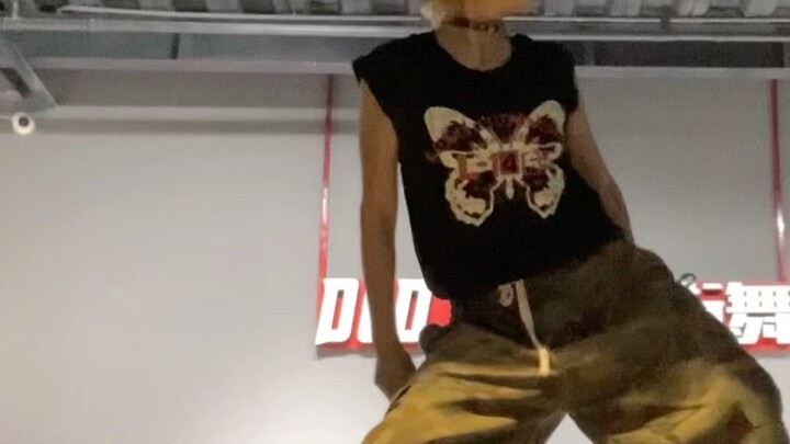 Of course Chao's mother, who dyed her hair the same as Chao's, wants to SOS